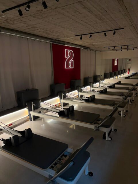 Coneix duo per dins 🤍Un espai creat per gaudir del moviment i fer de cada classe una experiència.Descobreix les nostres instal·lacions, la sala de Pilates, els reformers i cada racó que hem preparat perquè et sentis a gust des del primer moment.El 14 de setembre obrim les portes i comencen les classes ⭐➡️ Les 𝗶𝗻𝘀𝗰𝗿𝗶𝗽𝗰𝗶𝗼𝗻𝘀 𝗷𝗮 𝗲𝘀𝘁𝗮𝗻 𝗼𝗯𝗲𝗿𝘁𝗲𝘀.Consulta els horaris i tota la informació a la nostra web i reserva la teva plaça.Ens veiem a duo ✨#PilatesTerrassa #ReformerPilates #Barreformer #Terrassa #PilatesStudio